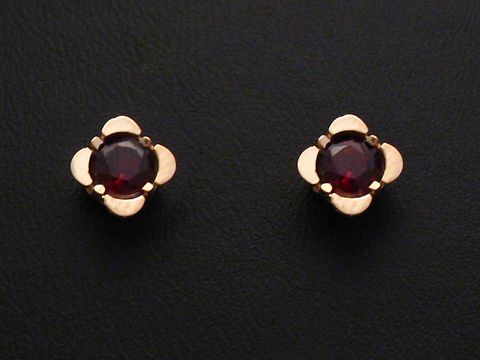 Ohrringe Granat Gold Ohrstecker von Juwelier Harnisch mit blütenförmigem Design und leuchtendem roten Granatstein in der Mitte. Elegant und funkelnd.