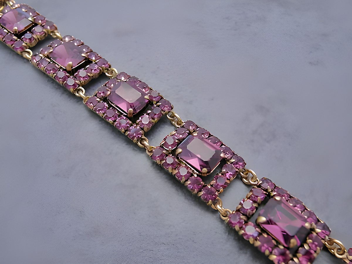 Strass Armband in grazil lila mit funkelndem Strassschmuck, Länge 19 cm, von Juwelier Harnisch, bietet eleganten Glanz für jedes Outfit. Perfekt für besondere Anlässe.