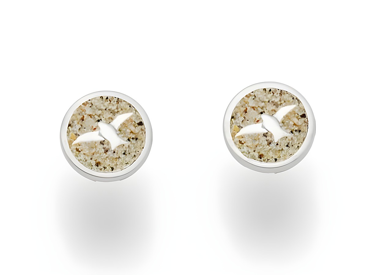 DUR Ohrring Möwe O5409 aus Sterling Silber mit runden Platten, die eine Möwe auf sandfarbenem Hintergrund zeigen, ideales Schmuckstück für einen eleganten Look.