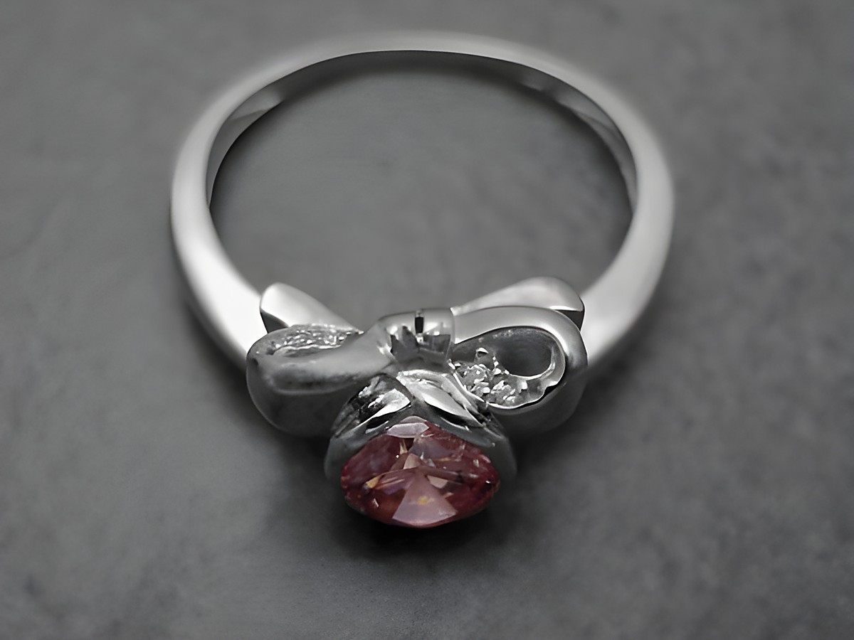 Ring aus Sterling Silber in Größe 52 mit rhodinierten Oberflächen, verziert mit Zirkonia und einem auffälligen rosa Stein, hergestellt von Juwelier Harnisch.