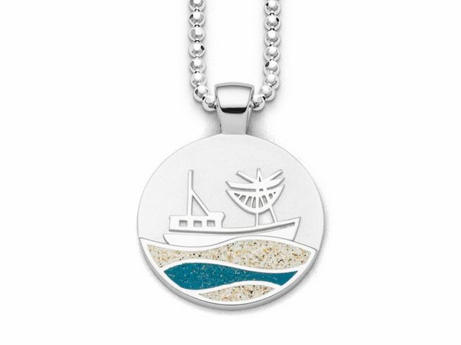 Sterling Silber Anhänger mit der Darstellung eines Kutters auf Wellen, gestaltet mit Strandsand und blauem Steinsand, gefertigt von DUR, ideal für maritim inspirierte Schmuckliebhaber.