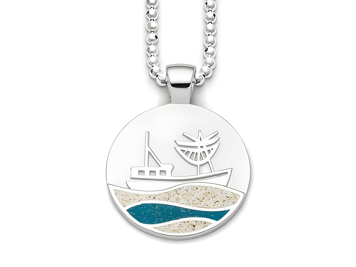 Sterling Silber Anhänger mit der Darstellung eines Kutters auf Wellen, gestaltet mit Strandsand und blauem Steinsand, gefertigt von DUR, ideal für maritim inspirierte Schmuckliebhaber.