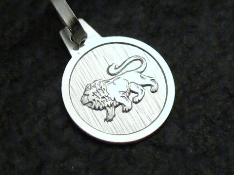 Löwe Sterling Silber Sternzeichen Anhänger mit detailreicher Darstellung eines Löwen auf strukturiertem Hintergrund, Hersteller Juwelier Harnisch.
