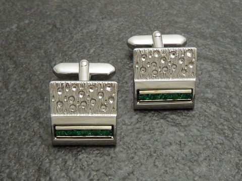 Manschettenknöpfe in silber-farben mit Strass dunkel grün, Hersteller Juwelier Harnisch, verziert mit funkelnden Strass Steinen, elegantes Design für stilbewusste Herrenmode.