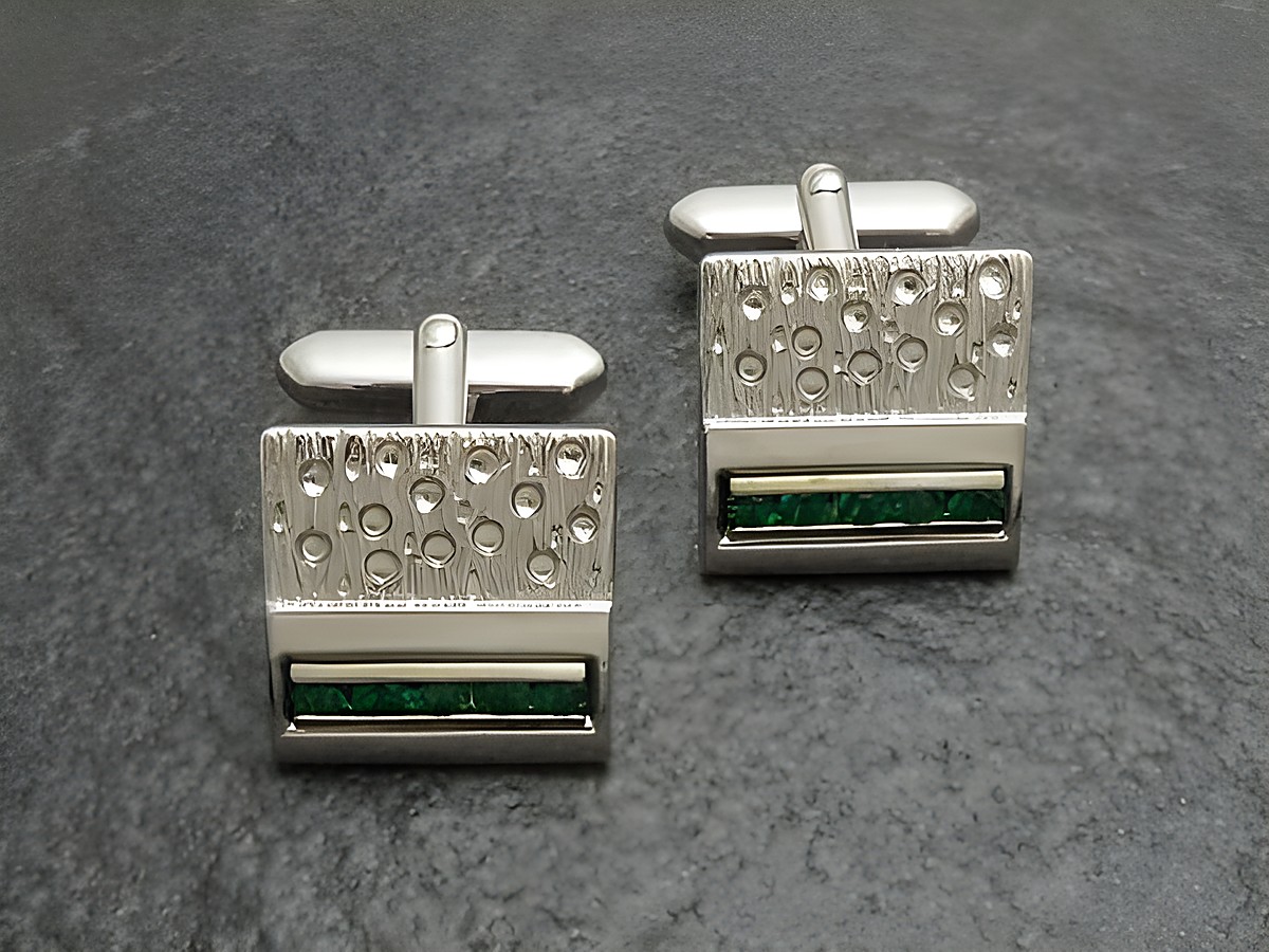 Manschettenknöpfe in silber-farben mit Strass dunkel grün, Hersteller Juwelier Harnisch, verziert mit funkelnden Strass Steinen, elegantes Design für stilbewusste Herrenmode.