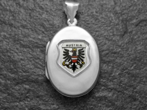 Silbernes Medaillon mit dem Wappen Österreichs, das den schwarzen Doppeladler zeigt, umrahmt von einer eleganten Form, hergestellt von Juwelier Harnisch aus Europa.