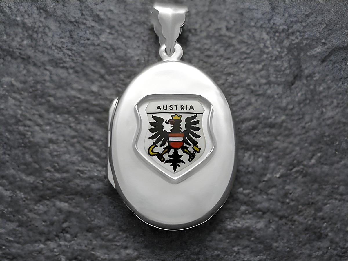 Silbernes Medaillon mit dem Wappen Österreichs, das den schwarzen Doppeladler zeigt, umrahmt von einer eleganten Form, hergestellt von Juwelier Harnisch aus Europa.
