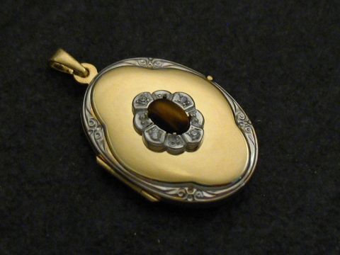 Tigerauge Medaillon Cabochon in Gold 333 bicolor mit Brillanten, Hersteller Juwelier Harnisch, Gelbgold 333, filigranes Design und edle Verarbeitung.