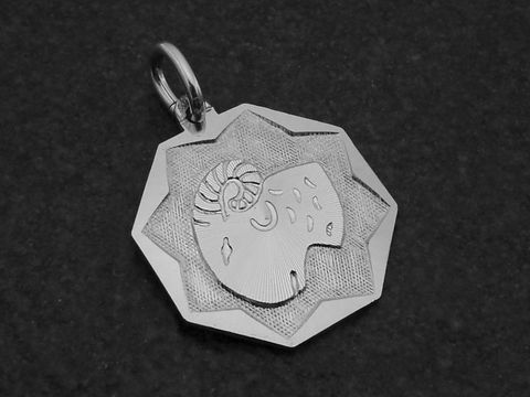 Silber Anhänger Platte mit dem Sternzeichen Widder, hergestellt von Juwelier Harnisch, zeigt eine detaillierte Darstellung des Widders in einem eleganten, octagonalen Design.