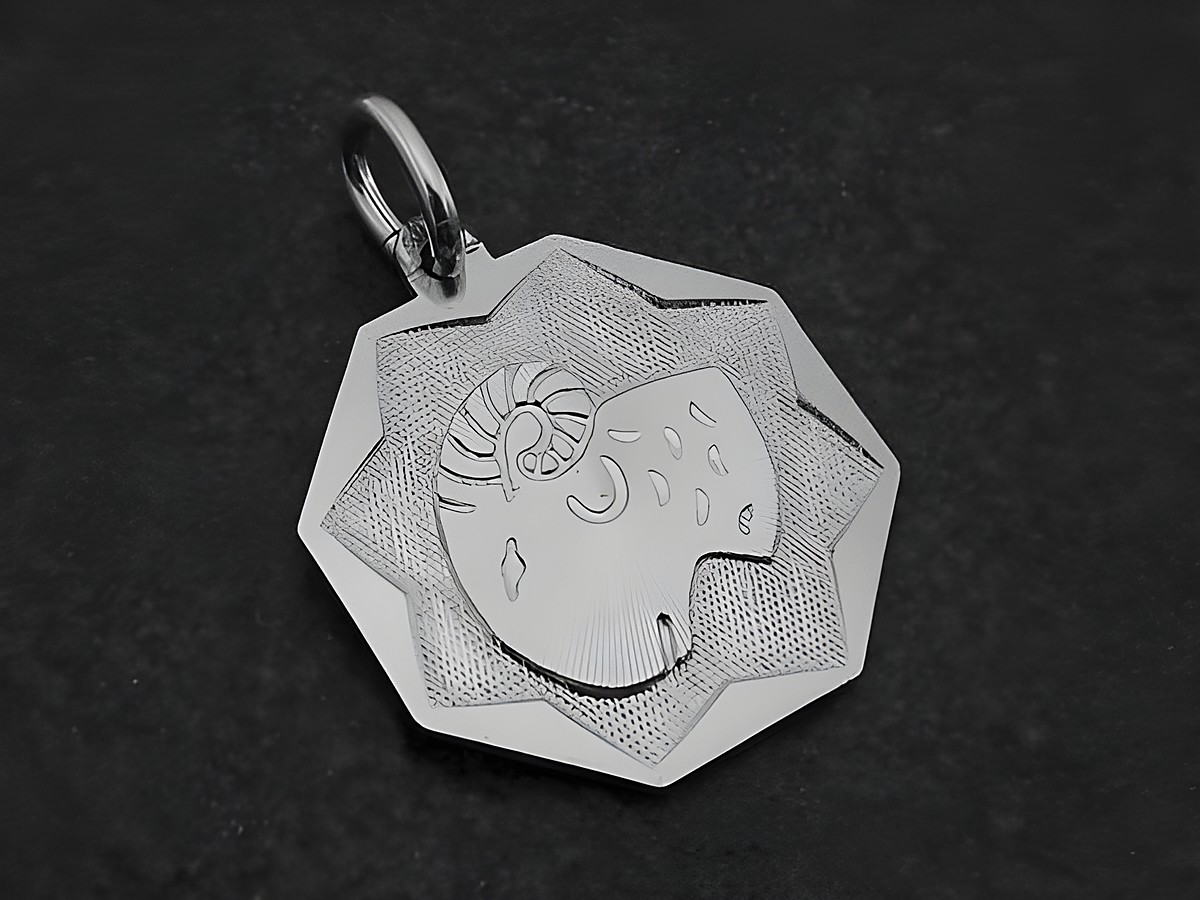Silber Anhänger Platte mit dem Sternzeichen Widder, hergestellt von Juwelier Harnisch, zeigt eine detaillierte Darstellung des Widders in einem eleganten, octagonalen Design.