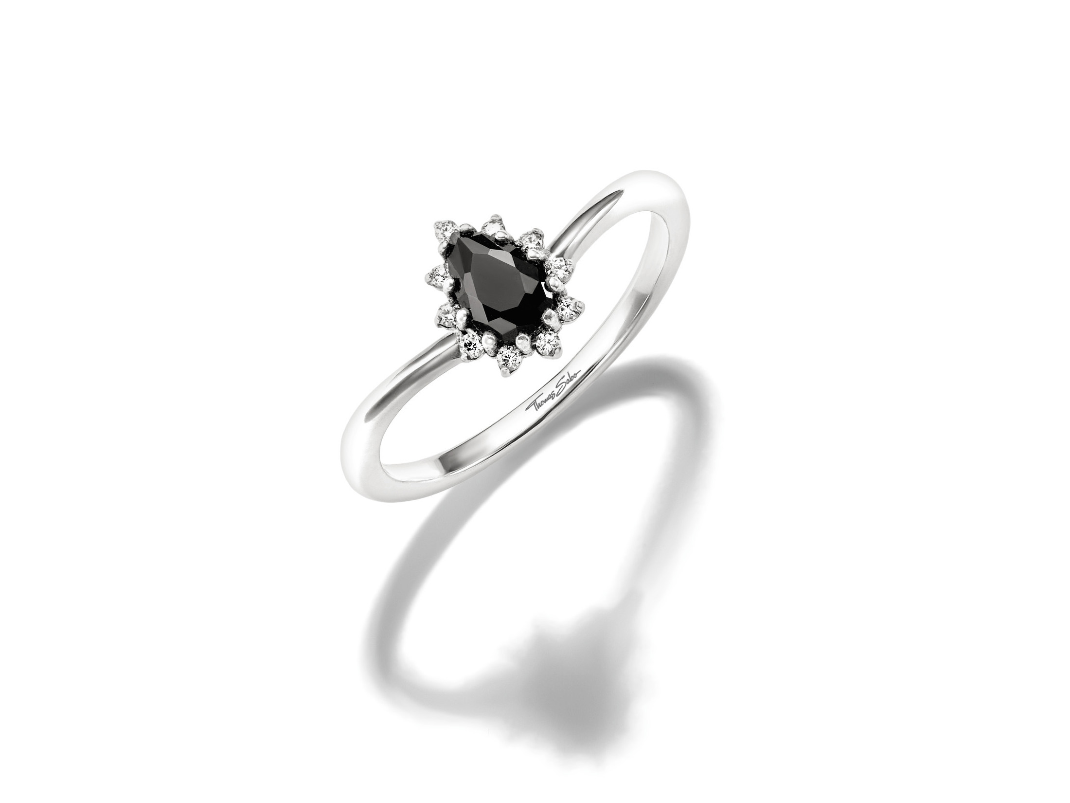 Eleganter Thomas Sabo True Romance Ring mit schwarzem Tropfenstein und funkelnden Zirkonia, gefertigt aus hochwertigem Silber, Größe 60, ideal für besondere Anlässe.