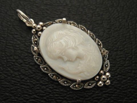 Cabochon - Perlmutt - Silber Medaillon Anhänger von Juwelier Harnisch mit einer filigranen Umrandung, der Cabochonstein zeigt ein zartes, detailreiches Relief einer weiblichen Figur.