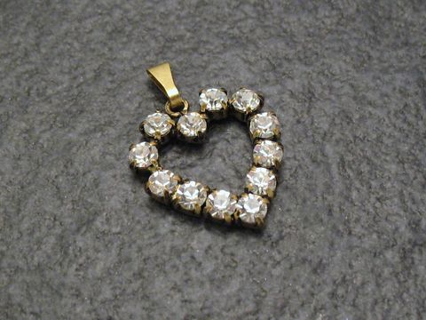 Weißer Strass Anhänger Sexy City Look Herz, hergestellt von Juwelier Harnisch, ausgefasst mit funkelnden Strasssteinen in Herzform, ideal für stilvolle Akzente und besondere Anlässe.
