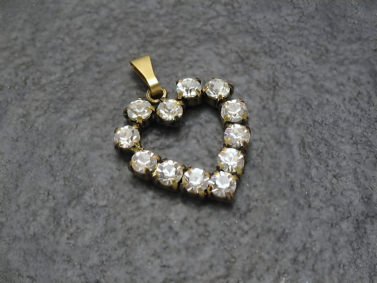 Weißer Strass Anhänger Sexy City Look Herz, hergestellt von Juwelier Harnisch, ausgefasst mit funkelnden Strasssteinen in Herzform, ideal für stilvolle Akzente und besondere Anlässe.