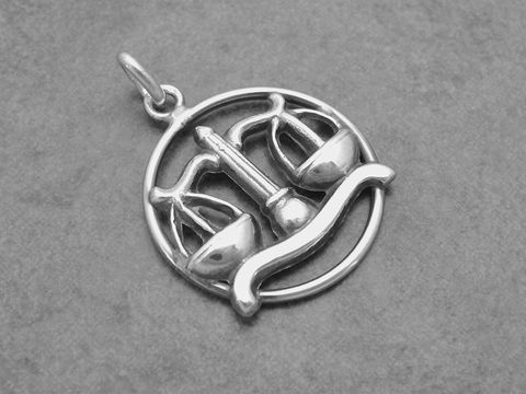 Silber geschwärzt Anhänger Sternzeichen Waage in runder Form, gefertigt vom Juwelier Harnisch, zeigt das Symbol der Waage in detaillierter Ausführung. Ideal für Astrologie-Liebhaber.