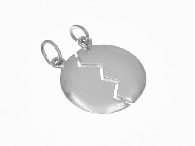 303136-0 Partner Anhänger aus poliertem Sterling Silber mit einem dekorativen Zickzackmuster. Der Anhänger hat zwei Ösen zum Befestigen und eignet sich ideal als Schmuckstück für Paare.