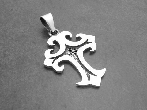 Kreuz mit Ornamenten aus Sterling Silber, Hersteller Juwelier Harnisch, kunstvolles Muster und klarer glänzender Oberfläche. Ideal als Schmuckstück oder Geschenk.