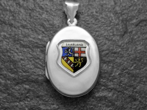 Silbernes Medaillon mit dem Wappen des Saarlandes, farbige Darstellung des Wappens auf der Vorderseite, hergestellt von Juwelier Harnisch aus dem Saarland.