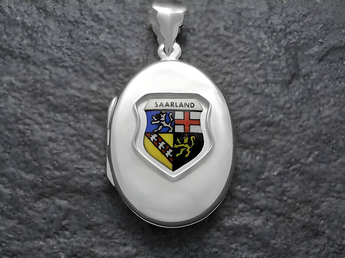 Silbernes Medaillon mit dem Wappen des Saarlandes, farbige Darstellung des Wappens auf der Vorderseite, hergestellt von Juwelier Harnisch aus dem Saarland.