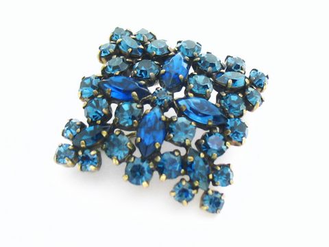 Blaue Strass Brosche im Quadrat-Design, hergestellt von Juwelier Harnisch, ideal für einen sexy City Look, funkelt mit verschiedenen Blautönen und verleiht jedem Outfit einen glamorösen Akzent.