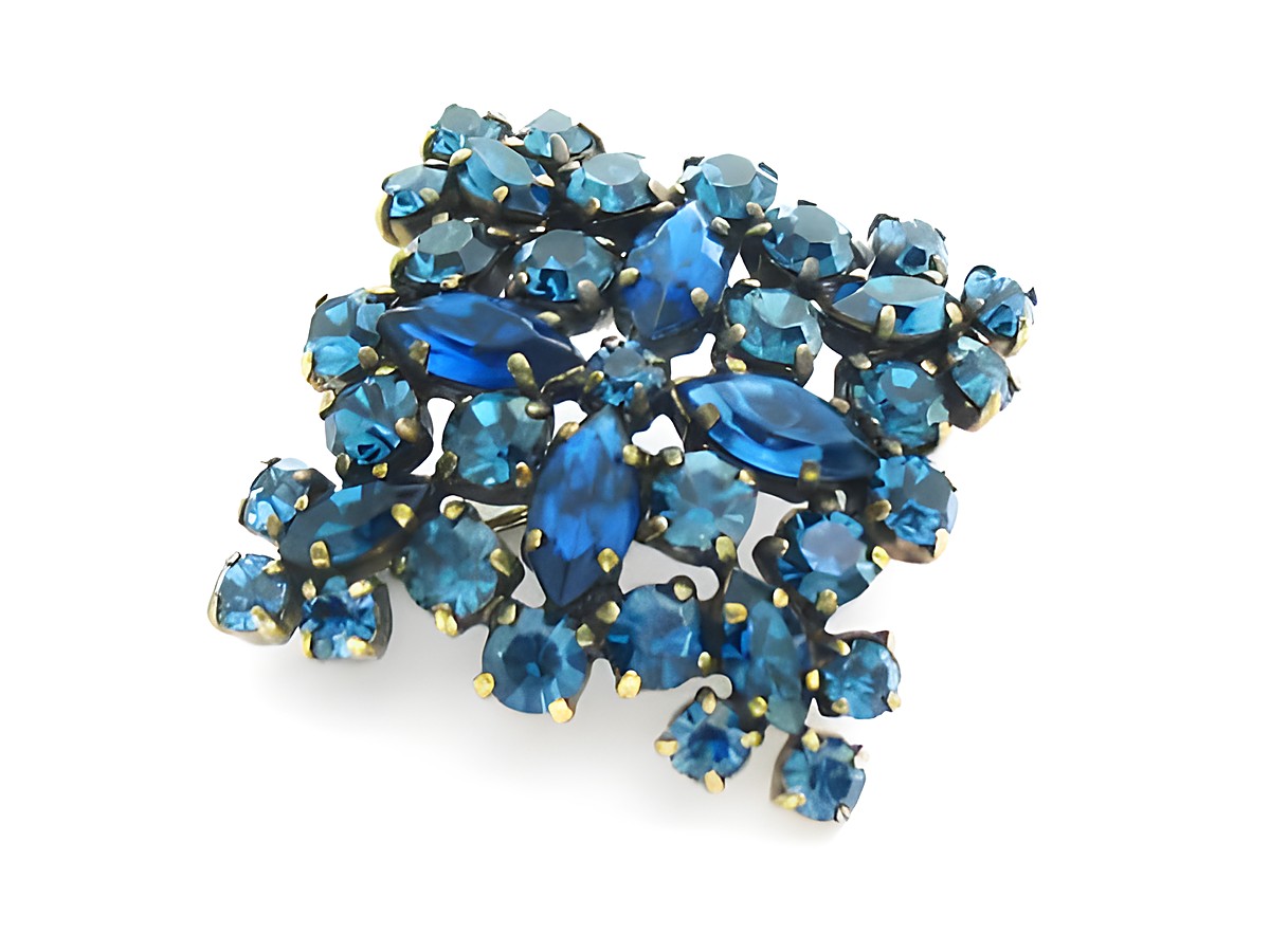 Blaue Strass Brosche im Quadrat-Design, hergestellt von Juwelier Harnisch, ideal für einen sexy City Look, funkelt mit verschiedenen Blautönen und verleiht jedem Outfit einen glamorösen Akzent.