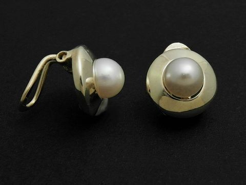Ohrclips aus Silber mit edlen Süßwasserzuchtperlen in weiß, hergestellt von Juwelier Harnisch, stilvoll und elegant, ideal für besondere Anlässe.