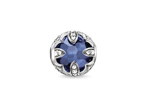 Silberner Karma Bead von Thomas Sabo mit geschwärztem Finish und einem großen blauen Saphirstein, umgeben von funkelnden Zirkonia, kreiert eine elegante und stilvolle Ausstrahlung.