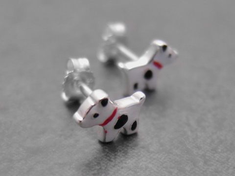 Ohrringe in Form von Hündchen aus Sterling Silber in weiß und schwarz mit roten Akzenten, ideal für Kinder, Hersteller Juwelier Harnisch, lackiert und tierisch verspielt.