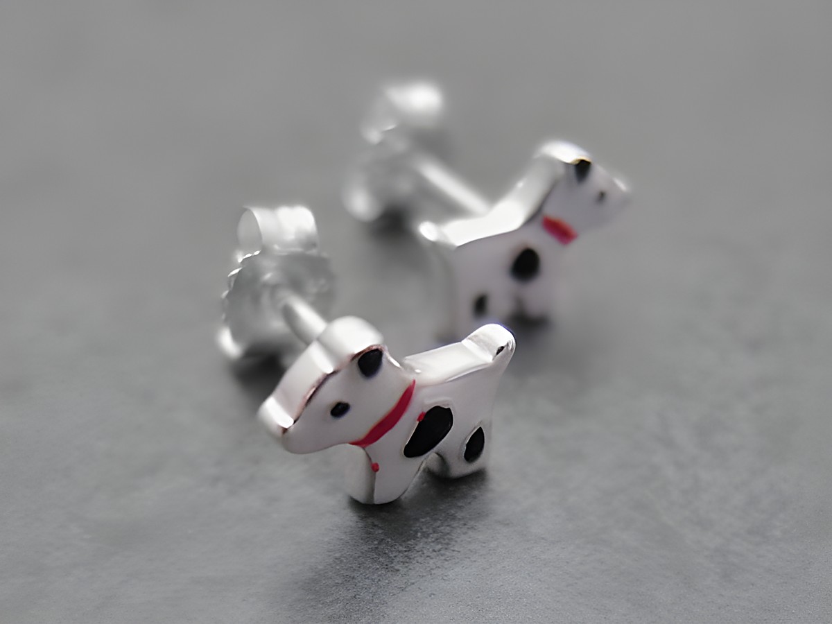 Ohrringe in Form von Hündchen aus Sterling Silber in weiß und schwarz mit roten Akzenten, ideal für Kinder, Hersteller Juwelier Harnisch, lackiert und tierisch verspielt.
