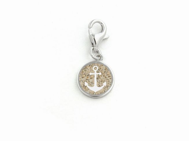 Charm von DUR in Sterling Silber mit einem runden Anhänger, der feinen Strandsand enthält und eine weiße Ankergravur zeigt. Ideal für modischen Schmuck.