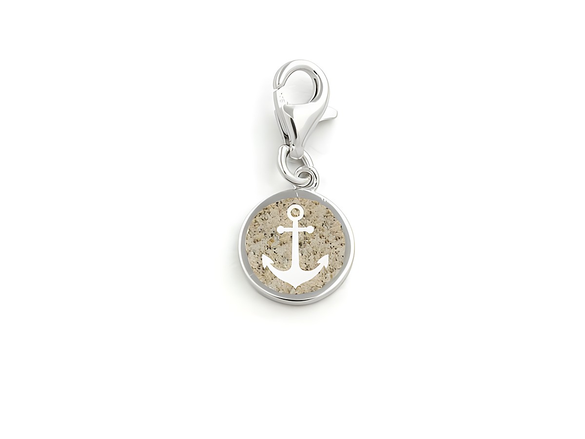 Charm von DUR in Sterling Silber mit einem runden Anhänger, der feinen Strandsand enthält und eine weiße Ankergravur zeigt. Ideal für modischen Schmuck.