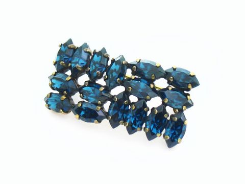 60037-0 Blaue Strass Brosche im sexy City Look von Juwelier Harnisch, strahlend blau mit eleganten Facetten, ideal für modische Akzente und besondere Anlässe.