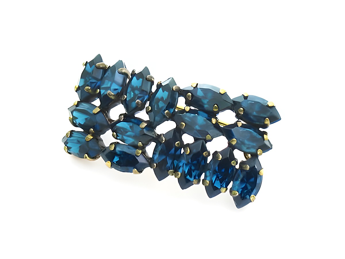 Blaue Strass Brosche im sexy City Look von Juwelier Harnisch, strahlend blau mit eleganten Facetten, ideal für modische Akzente und besondere Anlässe.