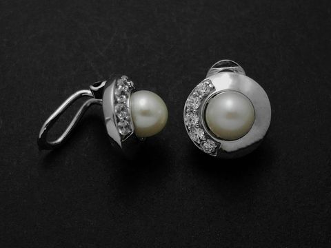 Silber Ohrclip mit einer Süßwasserzuchtperle und weißen Zirkonia, elegant und traumhaft, perfekt für jeden Anlass, Hersteller Juwelier Harnisch, ideal für stilvolle Auftritte.