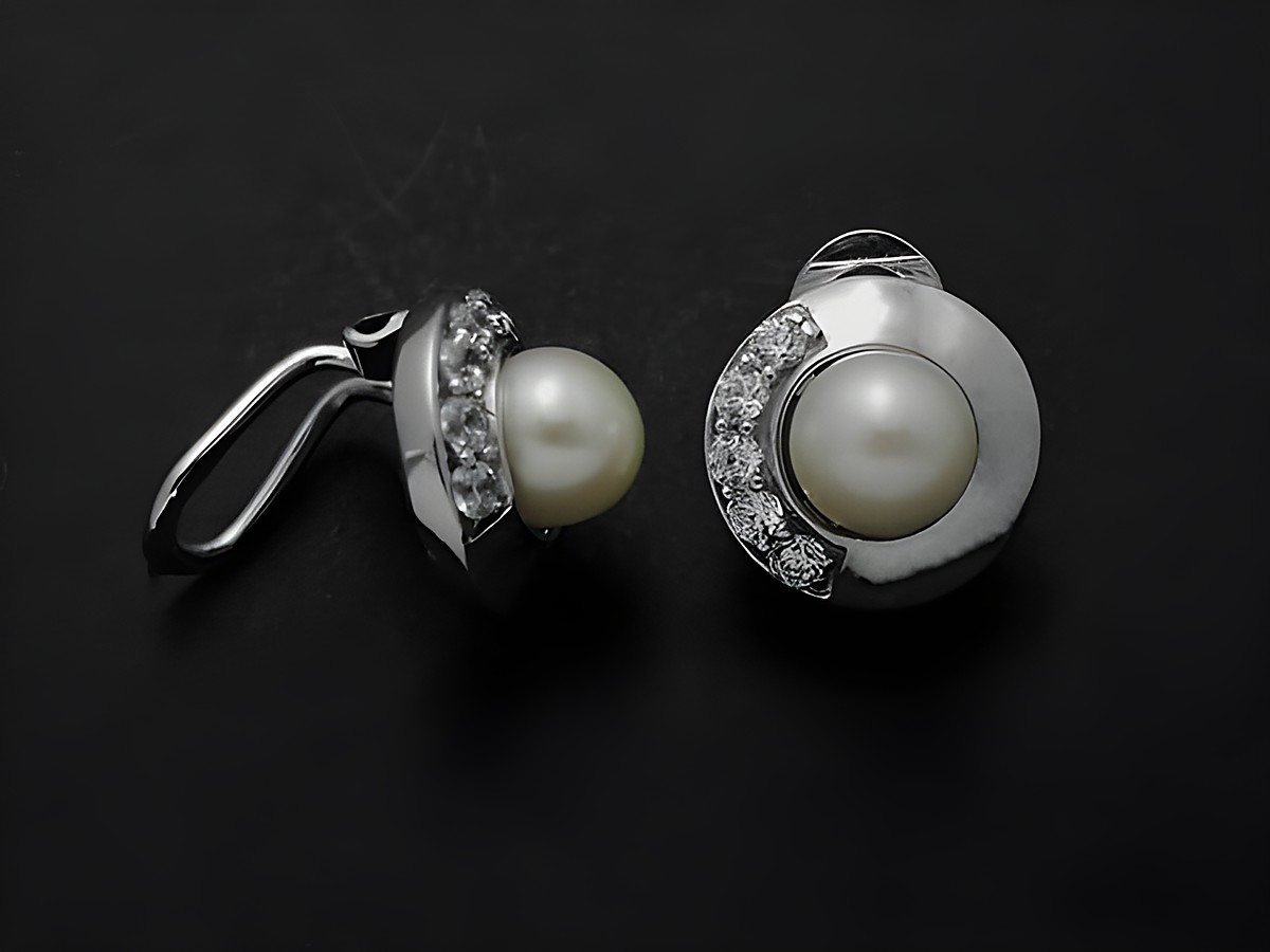 Silber Ohrclip mit einer Süßwasserzuchtperle und weißen Zirkonia, elegant und traumhaft, perfekt für jeden Anlass, Hersteller Juwelier Harnisch, ideal für stilvolle Auftritte.