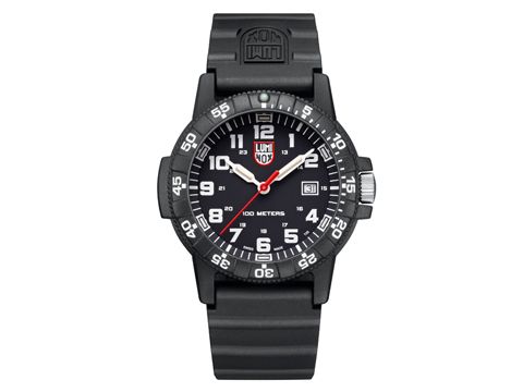 Luminox Herren Armbanduhr aus der Leatherback Sea Turtle Giant 0320 Serie mit schwarzem Zifferblatt, weißen Ziffern und rotem Sekundenzeiger auf schwarzem Silikonarmband.