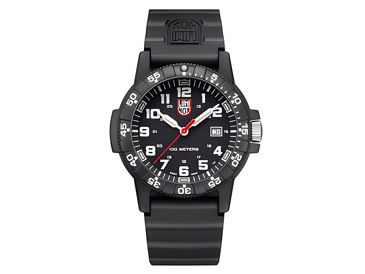 Luminox Herren Armbanduhr aus der Leatherback Sea Turtle Giant 0320 Serie mit schwarzem Zifferblatt, weißen Ziffern und rotem Sekundenzeiger auf schwarzem Silikonarmband.
