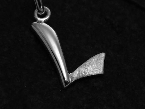 35902-0 Buchstaben Anhänger L aus teilmattiertem Sterling Silber, hergestellt von Juwelier Harnisch, stilvolles Design mit glänzenden und matten Oberflächen, ideal als persönliches Schmuckstück.