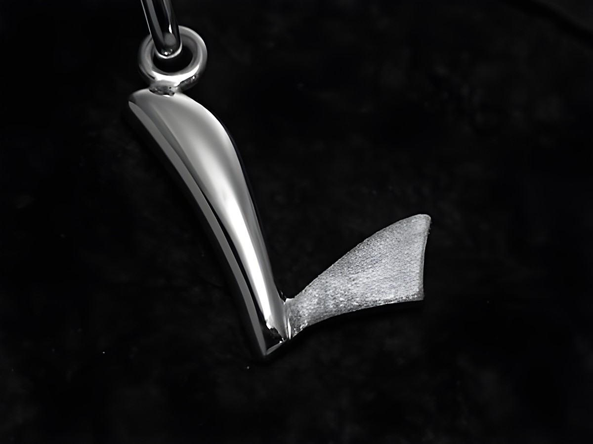 Buchstaben Anhänger L aus teilmattiertem Sterling Silber, hergestellt von Juwelier Harnisch, stilvolles Design mit glänzenden und matten Oberflächen, ideal als persönliches Schmuckstück.