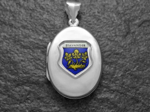 Silbernes Medaillon mit dem Stadtwappen von Stavanger, Norwegen, auf blauem Hintergrund, gestaltet von Juwelier Harnisch, eignet sich hervorragend als Schmuckstück.