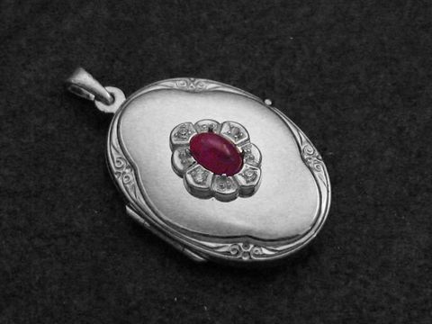 Rubin Medaillon Cabochon aus rhodiniertem Sterling Silber, gefertigt von Juwelier Harnisch, mit kunstvoller Fassung und glitzernden Details, ideal als zeitloses Schmuckstück.