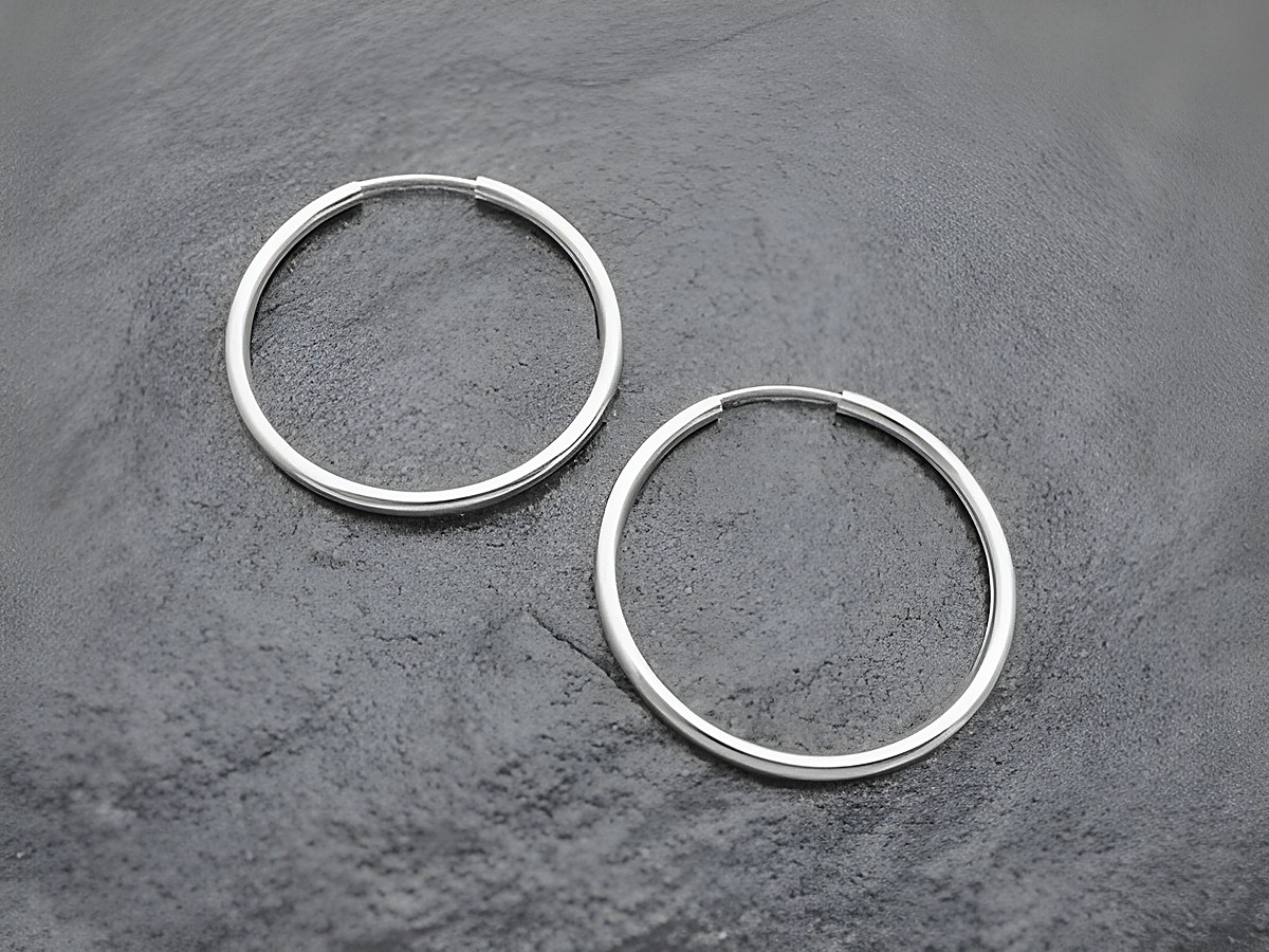 Silber Creolen 3 cm aus Sterling Silber mit einem Durchmesser von 2 mm, hergestellt von Juwelier Harnisch, ideal für stilvolle Akzente und bis zu 45 mm angenehm tragbar.