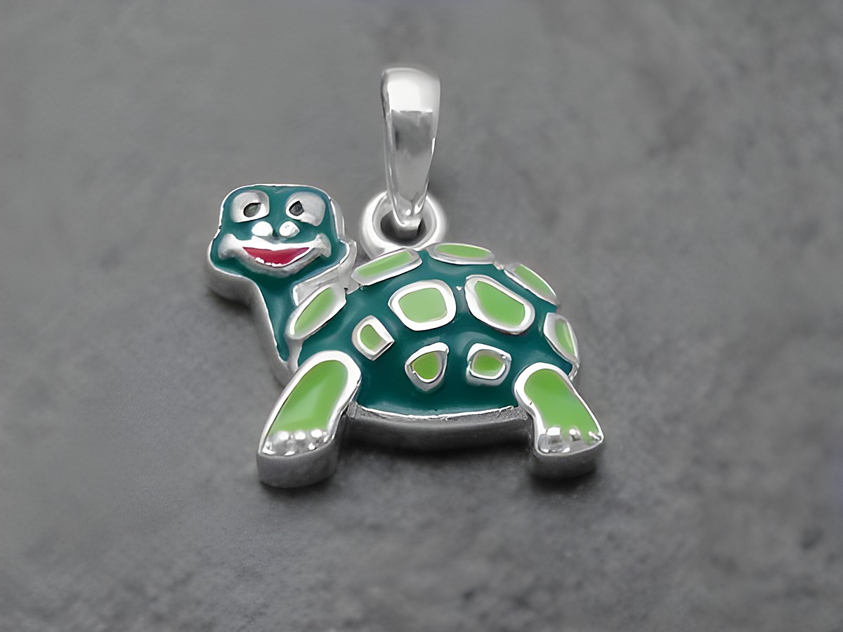 Niedlicher Schildkröte Anhänger aus Sterling Silber mit farbigem Lack, ideal für Kinder, Hersteller Juwelier Harnisch. Perfect für Kinder-Schmuck und Geschenke.