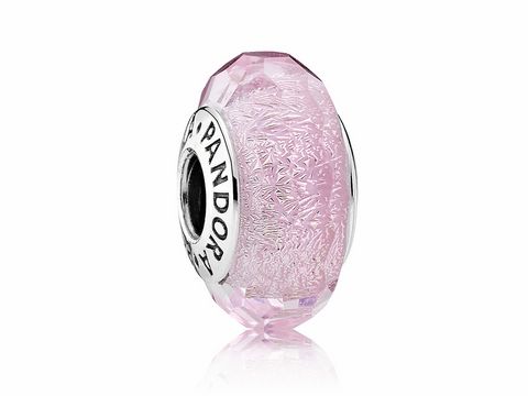 Schillerndes rosa Murano-Glas charm von Pandora, mit facettiertem Design und Silberrand, ideal für jedes Schmuckstück und für kreative Kombinationen.