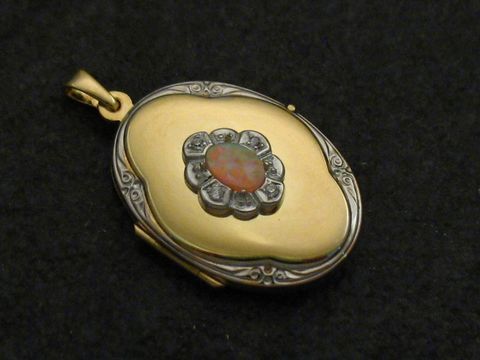 Medaillon aus Gold 333 bicolor mit einem rosa Opal Cabochon und Brillanten, gefertigt von Juwelier Harnisch, zeigt filigraner Gestaltung und eleganten Glanz.