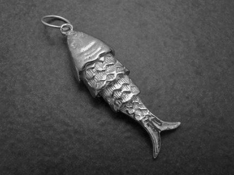 Beweglicher Backfisch Silber Anhänger aus filigranem Sterling Silber mit detaillierter Fischstruktur. Hersteller Juwelier Harnisch, symbolisiert Glück.