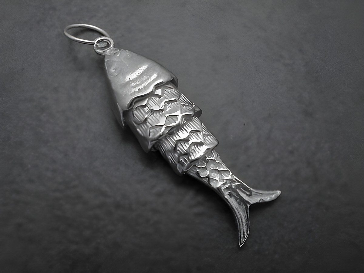 Beweglicher Backfisch Silber Anhänger aus filigranem Sterling Silber mit detaillierter Fischstruktur. Hersteller Juwelier Harnisch, symbolisiert Glück.