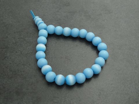 Powerarmband mit Gummizug in hellblau mit Glassteinen, hergestellt von Juwelier Harnisch, elegante und modische Accessoire für jeden Anlass.