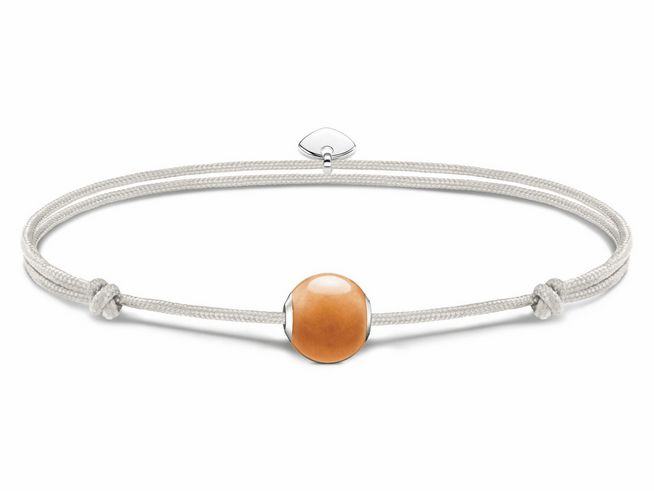 Schlichtes Textilarmband von Thomas Sabo mit einem orangefarbenen Karma Bead aus Aventurin, kombiniert mit silbernen Details, geeignet für Handgelenke bis 22 cm.