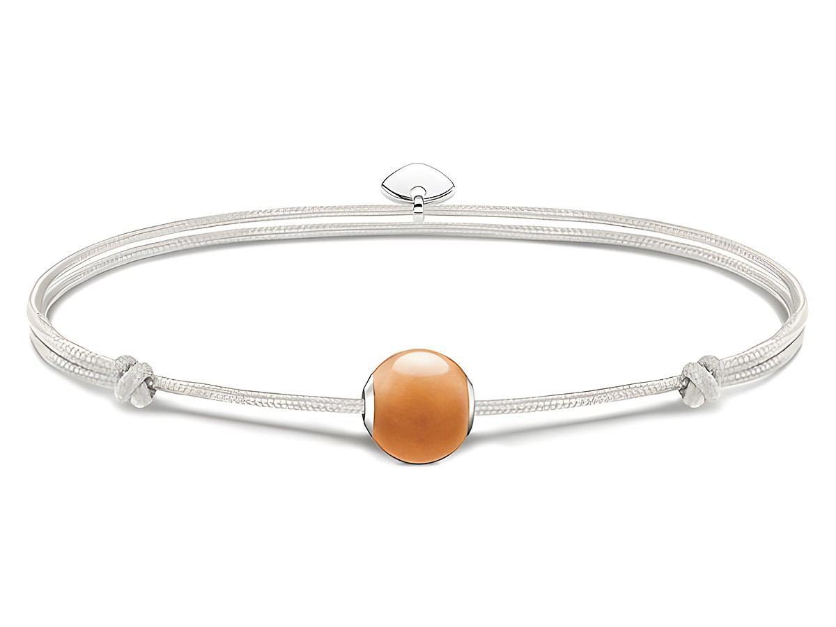 Schlichtes Textilarmband von Thomas Sabo mit einem orangefarbenen Karma Bead aus Aventurin, kombiniert mit silbernen Details, geeignet für Handgelenke bis 22 cm.